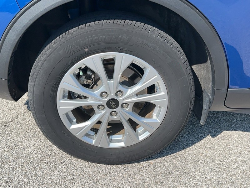 Ford Escape Vehicle Full-screen Gallery Image 6