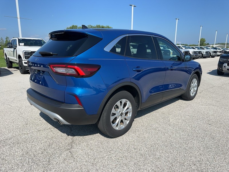 Ford Escape Vehicle Full-screen Gallery Image 8