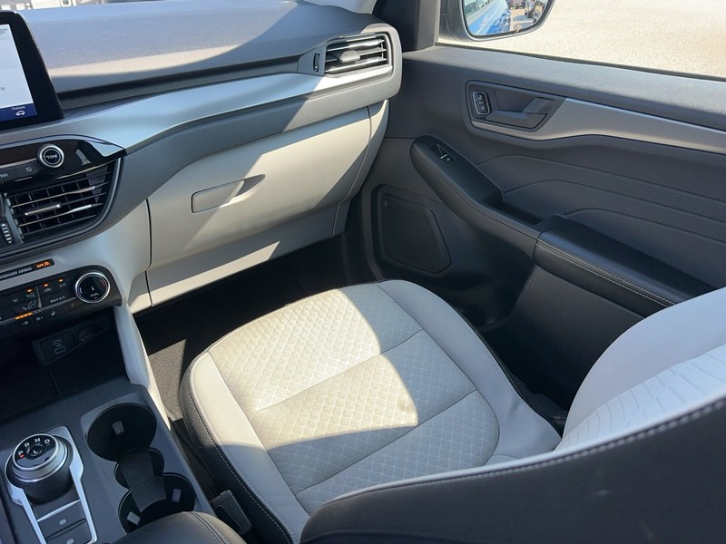 Ford Escape Vehicle Full-screen Gallery Image 16