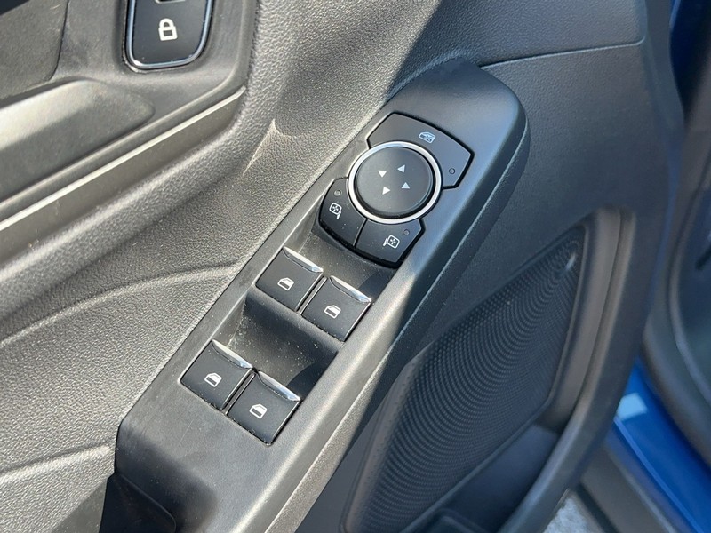 Ford Escape Vehicle Full-screen Gallery Image 17