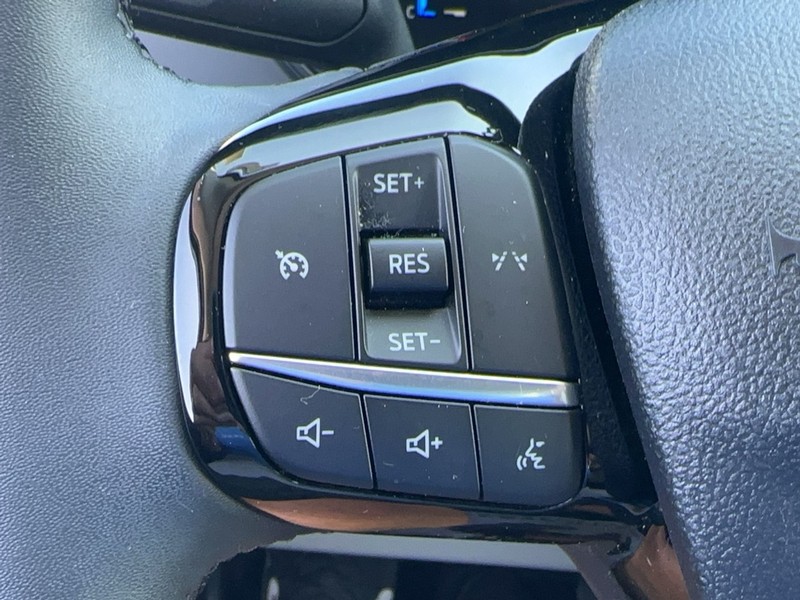 Ford Escape Vehicle Full-screen Gallery Image 20