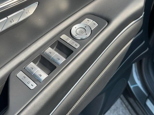 Genesis GV80 Vehicle Full-screen Gallery Image 18