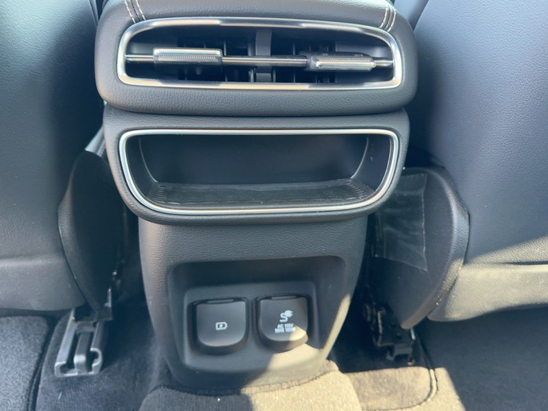 Genesis GV80 Vehicle Full-screen Gallery Image 11