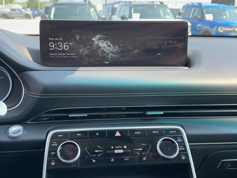 Genesis GV80 Vehicle Full-screen Gallery Image 14