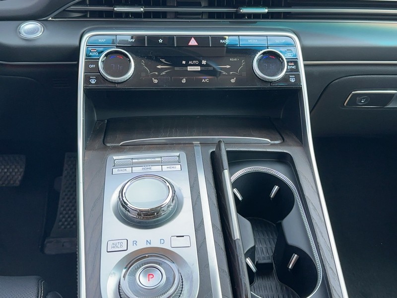 Genesis GV80 Vehicle Full-screen Gallery Image 15