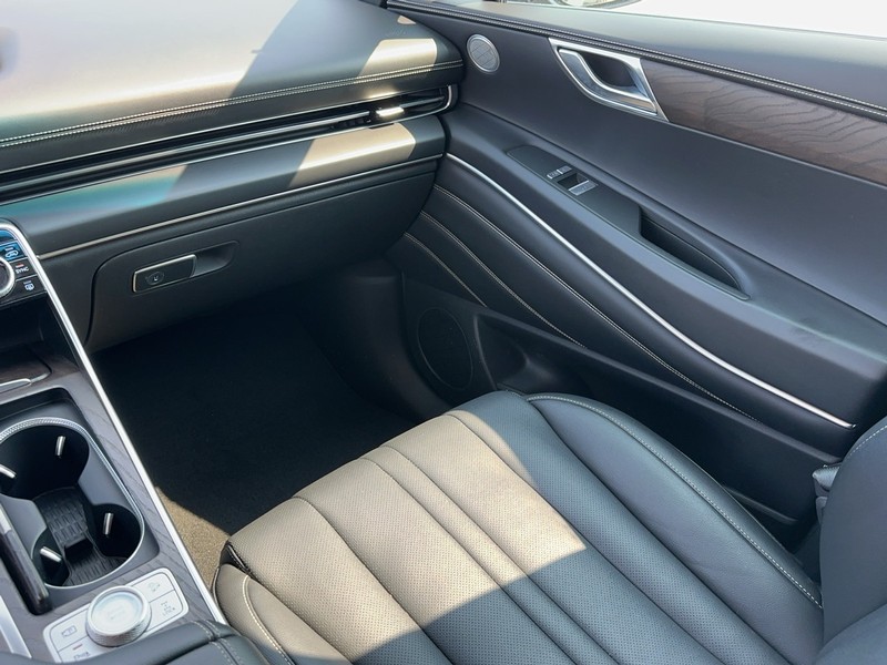 Genesis GV80 Vehicle Full-screen Gallery Image 16