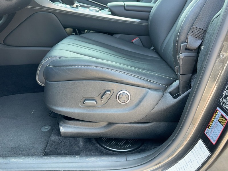 Genesis GV80 Vehicle Full-screen Gallery Image 17