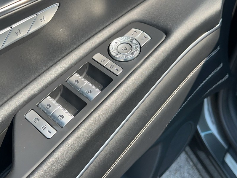 Genesis GV80 Vehicle Full-screen Gallery Image 18