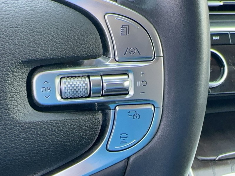 Genesis GV80 Vehicle Full-screen Gallery Image 22