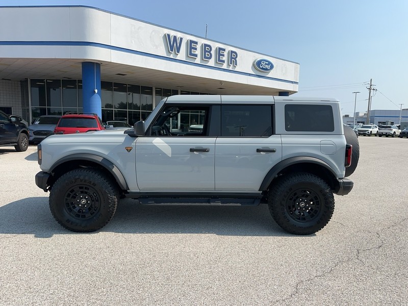 Ford Bronco Vehicle Full-screen Gallery Image 2