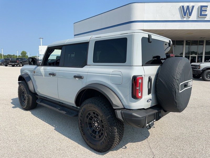 Ford Bronco Vehicle Full-screen Gallery Image 3