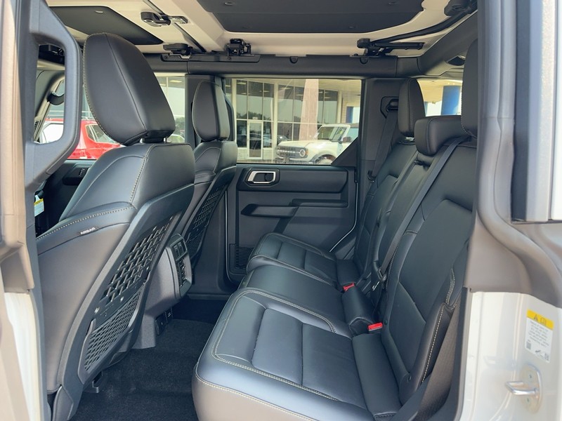 Ford Bronco Vehicle Full-screen Gallery Image 4