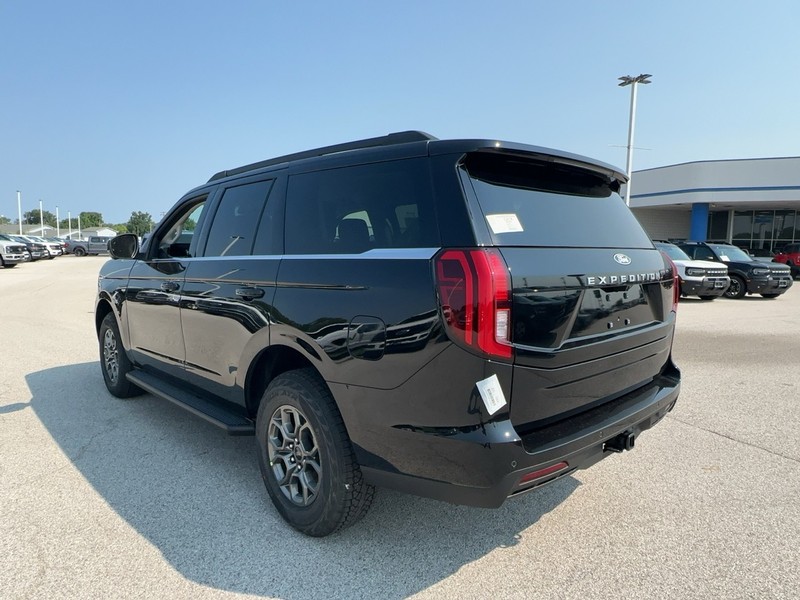 Ford Expedition Vehicle Full-screen Gallery Image 3
