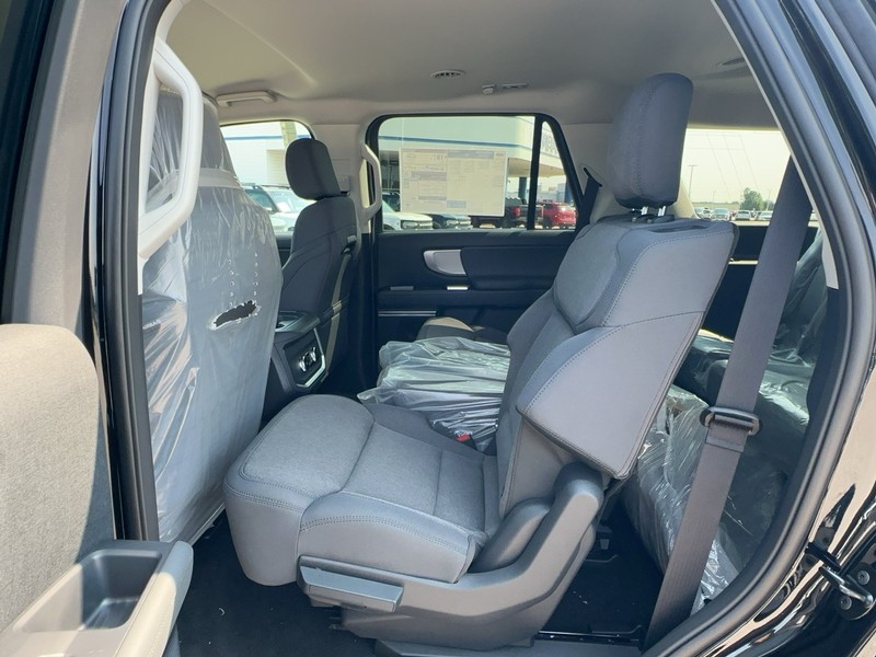 Ford Expedition Vehicle Full-screen Gallery Image 4
