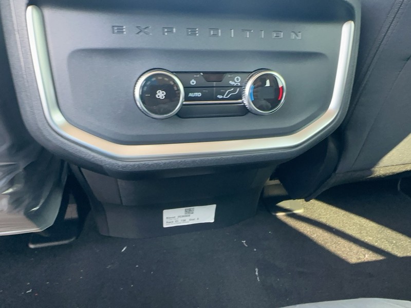 Ford Expedition Vehicle Full-screen Gallery Image 5