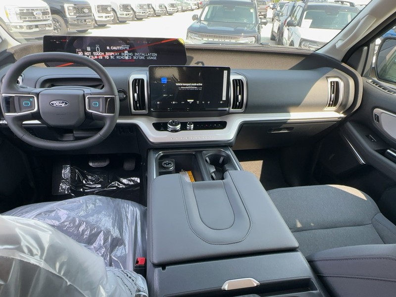 Ford Expedition Vehicle Full-screen Gallery Image 6