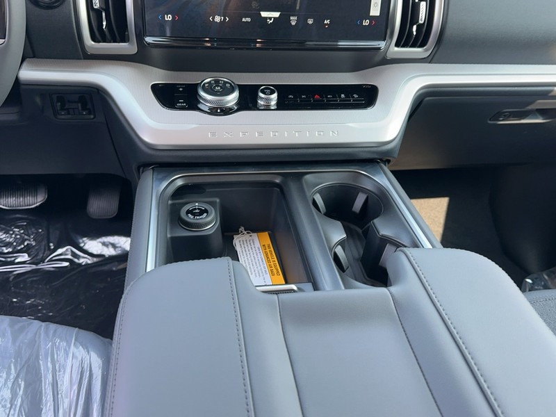 Ford Expedition Vehicle Full-screen Gallery Image 9