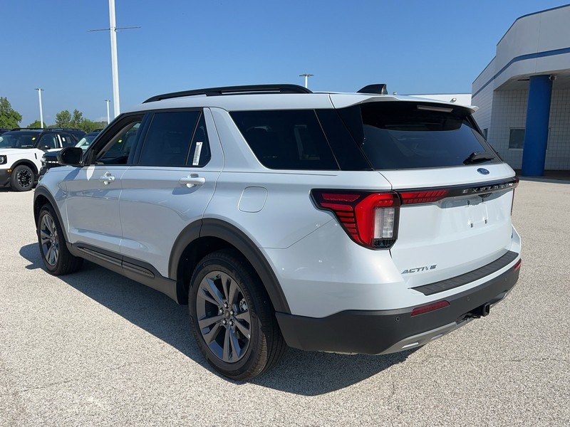 Ford Explorer Vehicle Full-screen Gallery Image 3