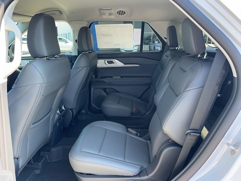 Ford Explorer Vehicle Full-screen Gallery Image 4