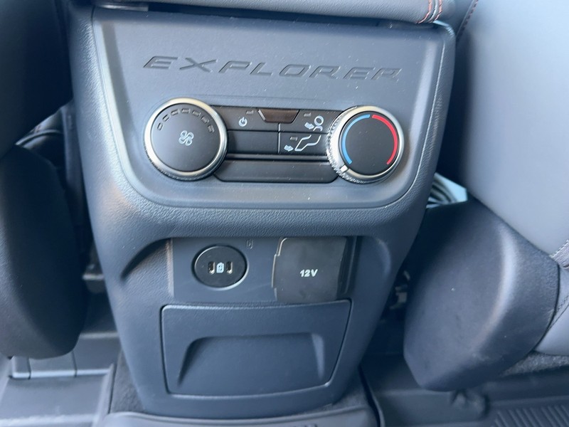 Ford Explorer Vehicle Full-screen Gallery Image 6
