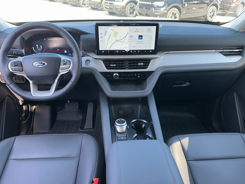 Ford Explorer Vehicle Full-screen Gallery Image 7