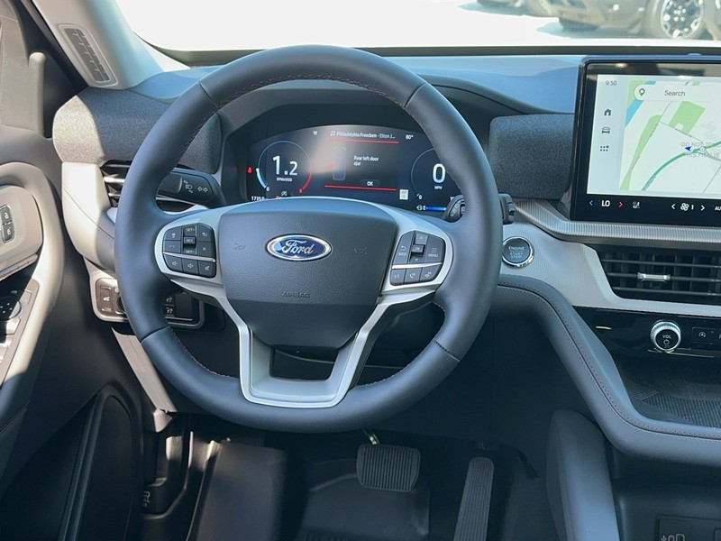 Ford Explorer Vehicle Full-screen Gallery Image 8