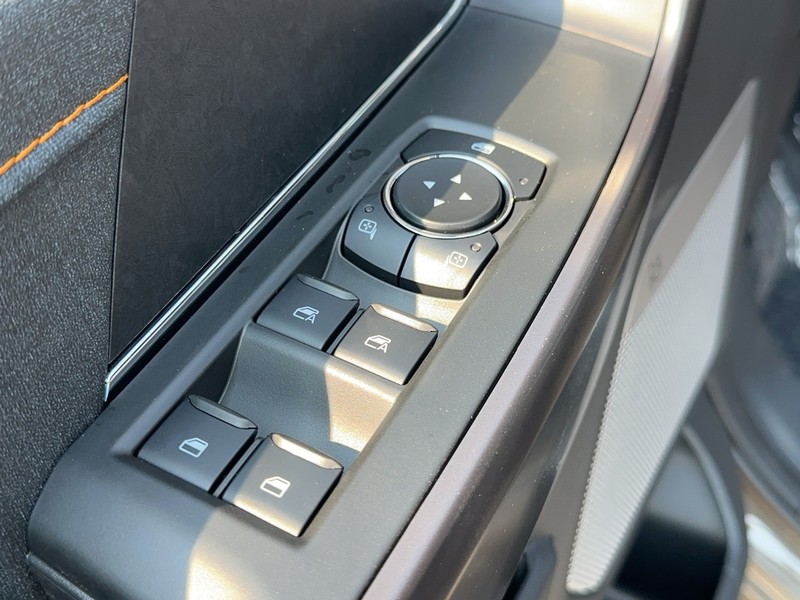 Ford F-150 Vehicle Full-screen Gallery Image 11