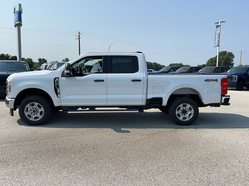 Ford Super Duty F-250 SRW Vehicle Full-screen Gallery Image 2
