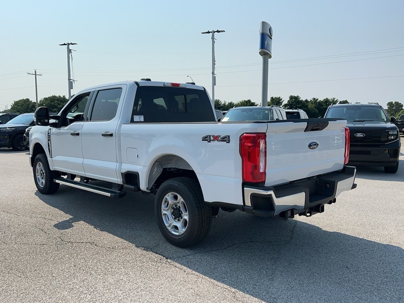 Ford Super Duty F-250 SRW Vehicle Full-screen Gallery Image 3