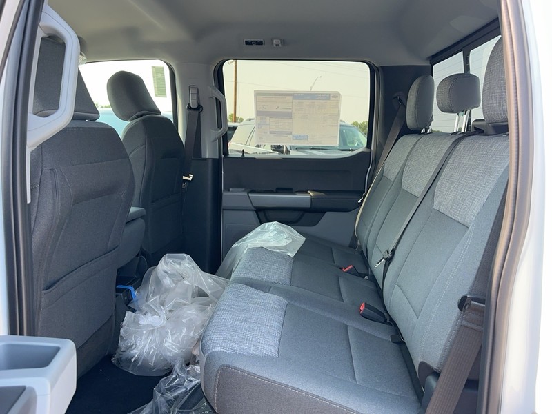 Ford Super Duty F-250 SRW Vehicle Full-screen Gallery Image 4