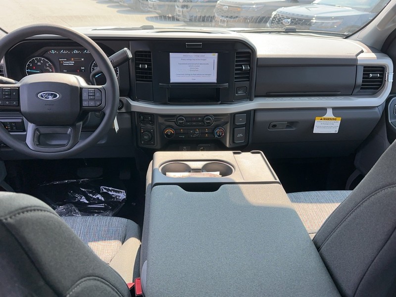 Ford Super Duty F-250 SRW Vehicle Full-screen Gallery Image 5