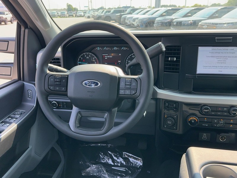Ford Super Duty F-250 SRW Vehicle Full-screen Gallery Image 6