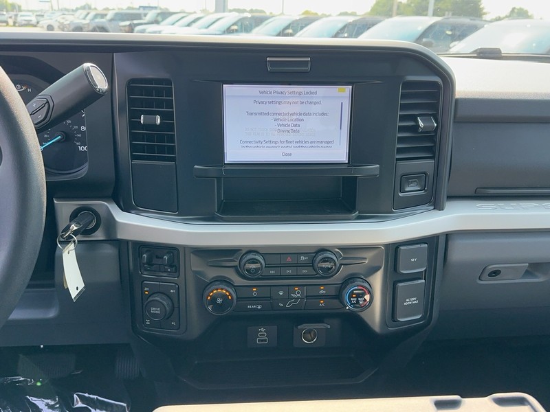 Ford Super Duty F-250 SRW Vehicle Full-screen Gallery Image 7