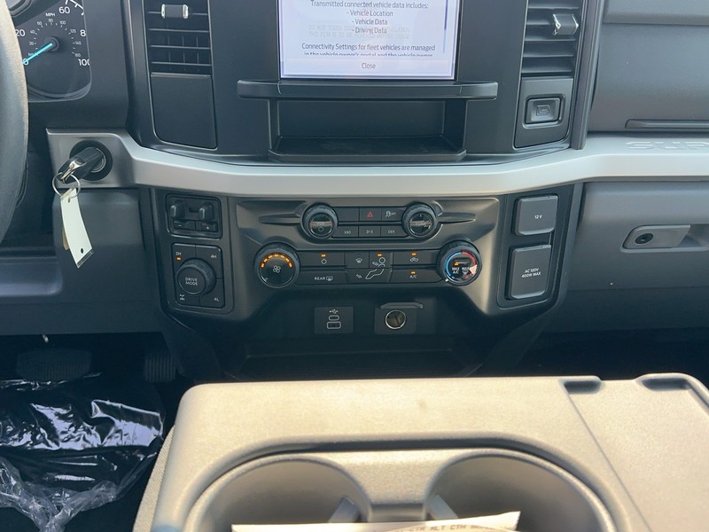 Ford Super Duty F-250 SRW Vehicle Full-screen Gallery Image 8