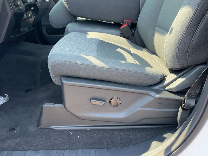 Ford Super Duty F-250 SRW Vehicle Full-screen Gallery Image 9