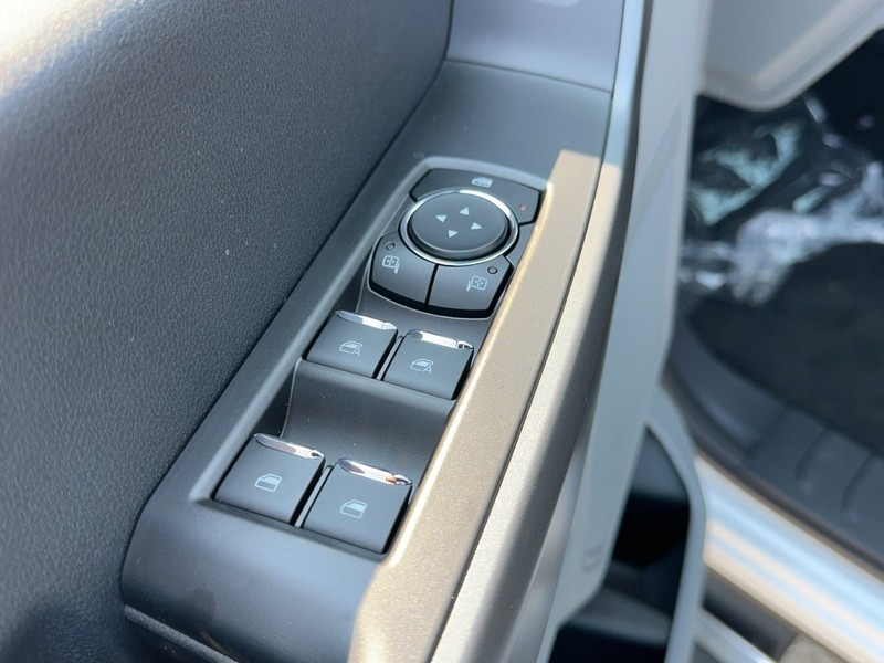 Ford Super Duty F-250 SRW Vehicle Full-screen Gallery Image 10