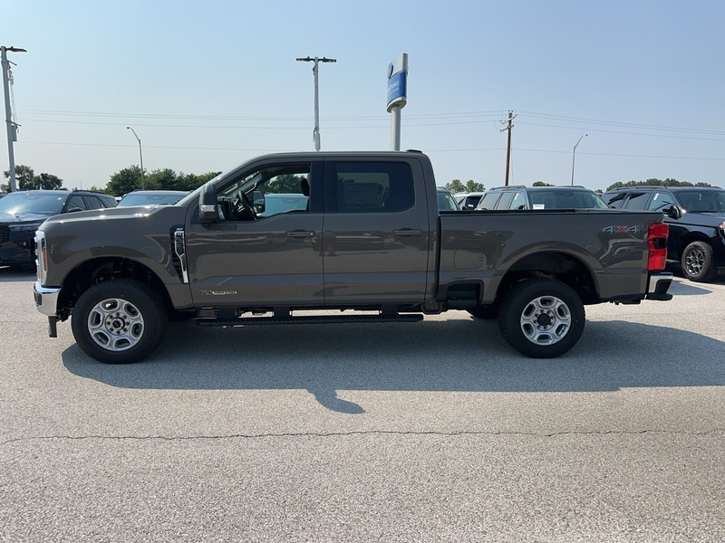 Ford Super Duty F-250 SRW Vehicle Full-screen Gallery Image 2