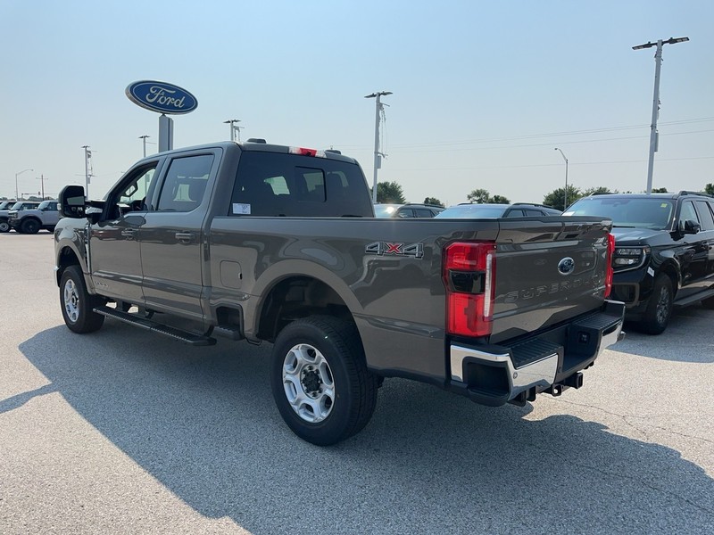Ford Super Duty F-250 SRW Vehicle Full-screen Gallery Image 3