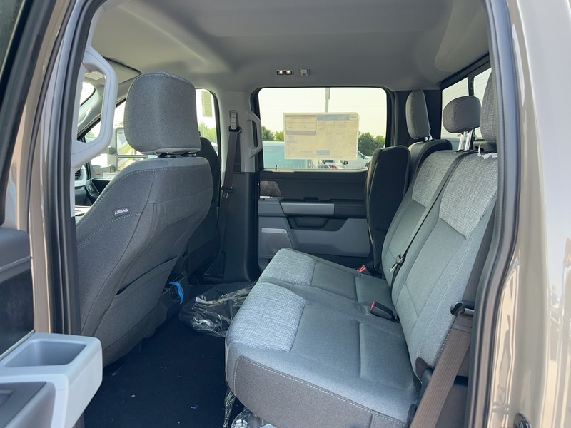 Ford Super Duty F-250 SRW Vehicle Full-screen Gallery Image 4