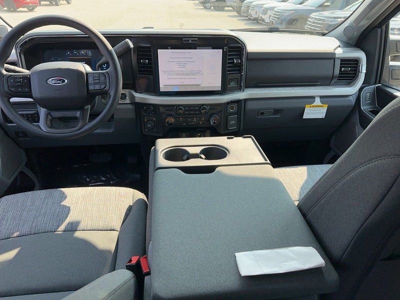 Ford Super Duty F-250 SRW Vehicle Full-screen Gallery Image 5