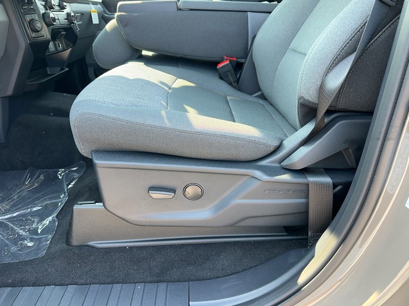 Ford Super Duty F-250 SRW Vehicle Full-screen Gallery Image 9