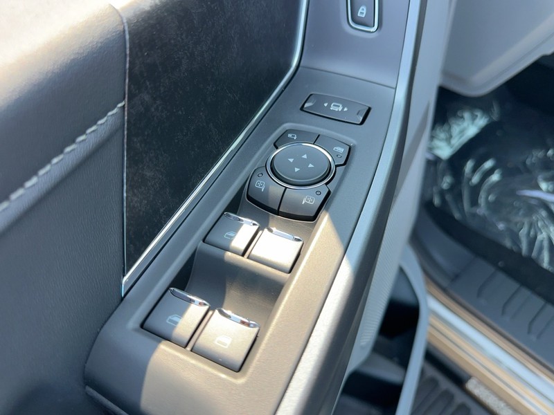 Ford Super Duty F-250 SRW Vehicle Full-screen Gallery Image 10