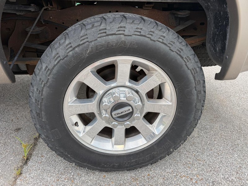 Ford Super Duty F-250 Vehicle Full-screen Gallery Image 3