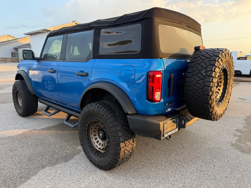 Ford Bronco Vehicle Full-screen Gallery Image 03
