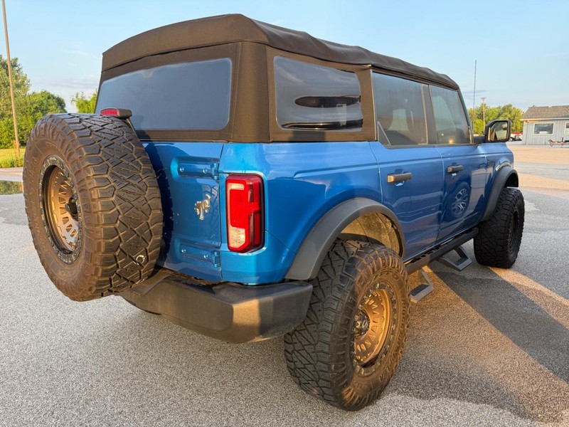 Ford Bronco Vehicle Full-screen Gallery Image 04