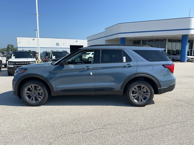 Ford Explorer Vehicle Full-screen Gallery Image 2