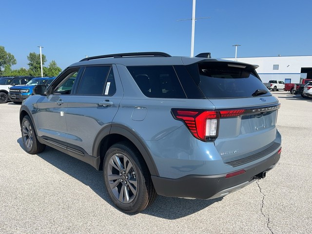 Ford Explorer Vehicle Full-screen Gallery Image 3