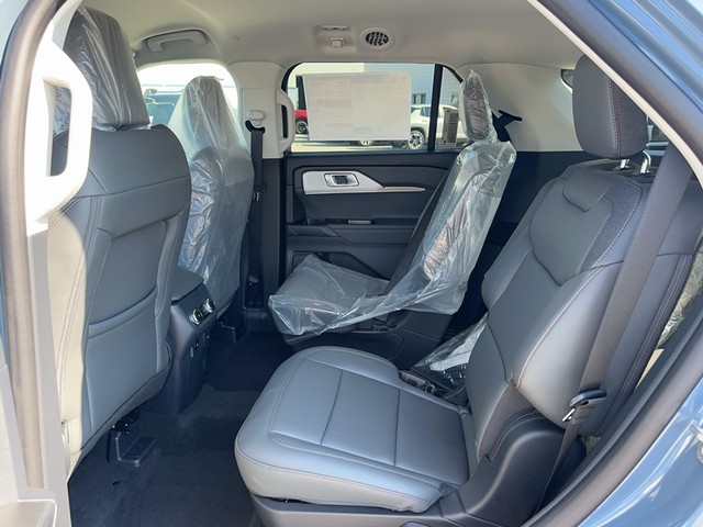 Ford Explorer Vehicle Full-screen Gallery Image 4
