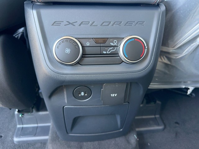 Ford Explorer Vehicle Full-screen Gallery Image 5