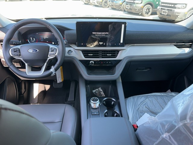 Ford Explorer Vehicle Full-screen Gallery Image 6